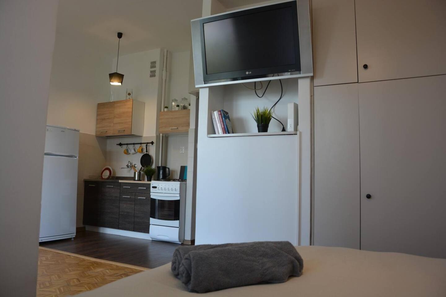Ohmyhome - Sunny Apartment In City Center Warsawa Bagian luar foto